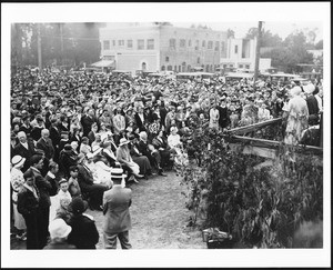 Crowd gathered for USC commencement and groundbreaking ceremony for Doheny Memorial Library, 1931