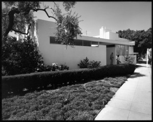 Exterior view of the Buckman(Buck?) residence, Los Angeles