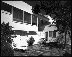 Exterior view of the Buckman(Buck?) residence, Los Angeles