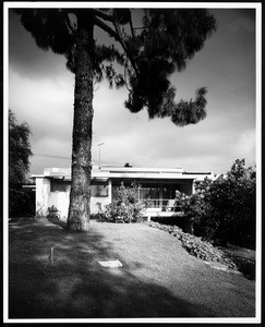 Exterior view of the Erlik House, Los Angeles, 1950