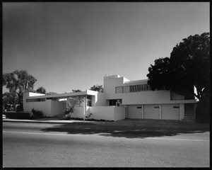 Exterior view of the Buckman(Buck?) residence, Los Angeles