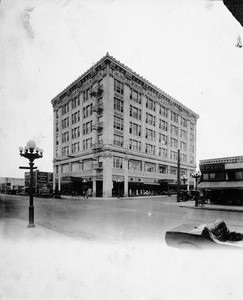 Blackstone building on the corner of Broadway and Ninth Street, Los Angeles, 1917