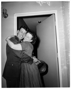 Pilot and mother reunited after 21 years, 1952