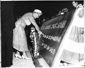 Ruth Singer placing wreath at Los Angeles Momorial Sports Arena, 1959