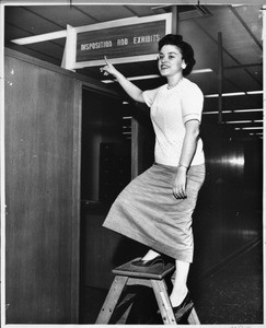 Nancy Harrison points to misspelled courthouse sign, 1959