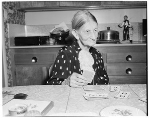 Old woman plays flinch, 1953