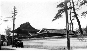 Wall around temple in Kobe