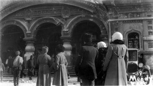 Waiting to identify the dead outside the Vladivostok railroad station