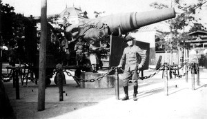 Mark Moody in front of Russian cannon seized in Russo-Japanese War, on temple grounds in Kobe