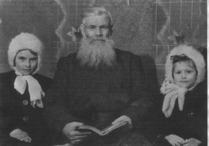 Porphyry Il'chuk with two little girls