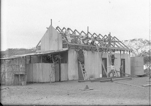 Building under construction, Ricatla, Mozambique, ca. 1896-1911