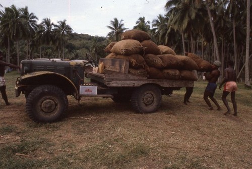 Loading bags of Copra Lamango Plantesen