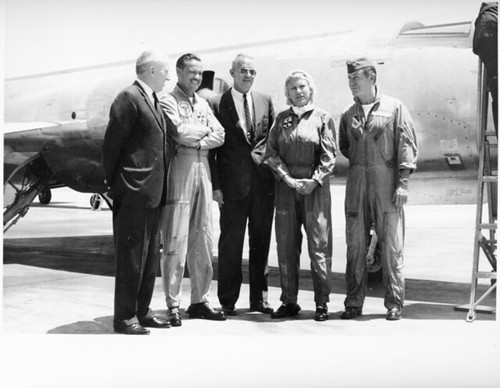 Jacqueline cochran jackie cochran stands second from right