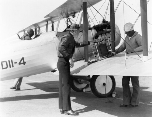 Vought VE-7 VJ-SD-11 being fitted with an aerograph NAS San