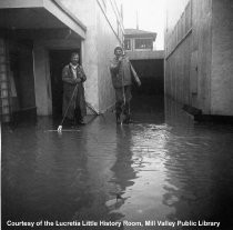 Residents fighting floodwaters at Sycamore and Locust area, 1955