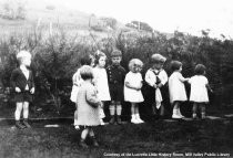 Children in front yard at corner of Sydney and Alvarado Streets, 1934