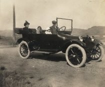 Ernest Wood with his mother and his children, circa 1918