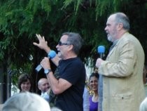 Robin Williams addressing crowd in Depot Plaza, 2012