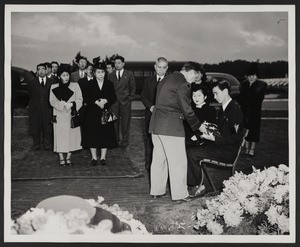Man receiving condolence flag at Hiroshi Sugiyama's reburial ceremony, 1948-12-15