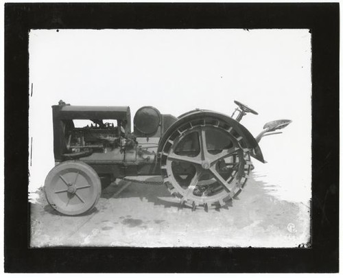 Agricultural machine, between 1910 and 1919