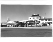 United Airlines Mainliner 300 at San Francisco Airport, after 1947