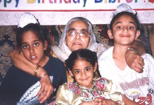 Amar Kaur with 3 Children