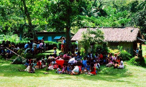 Hugh's Wedding, The Crowd Gathers