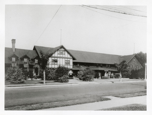 Front View of the Glen Tavern in Santa Paula