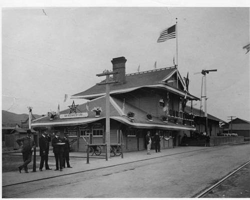 Waiting for President Theodore Roosevelt at Ventura Railroad Depot