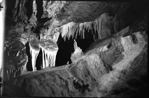 Crystal Cave, Interior Formations, Stalagtites in narrow passage behind Dome Room, Note: Three Cave palattes