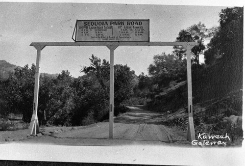 Signs, Roads, first control gateway to Sequoia Park