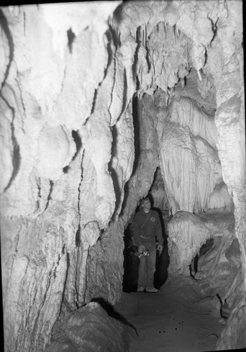 Crystal Cave, Narrow passage between entrance and Junction Room. Interior Formations. Individual unidentified