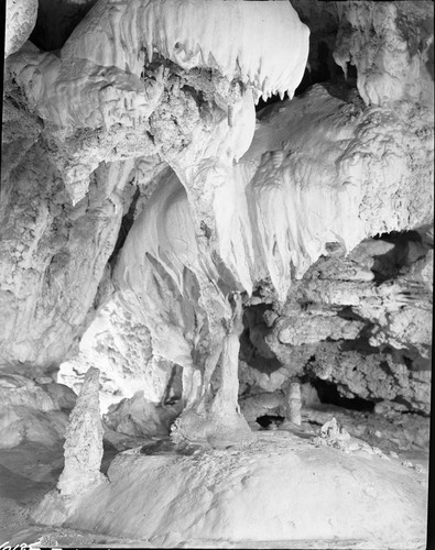 Crystal Cave, formations in first corridor, Interior Formations