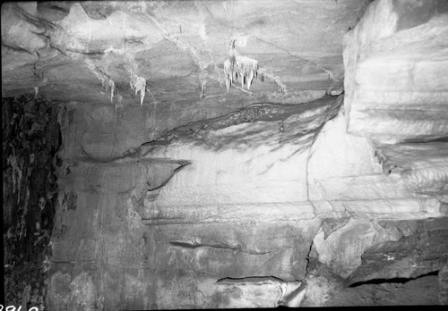 Crystal Cave, Interior Formations, The Dragon formation l in Dome Room