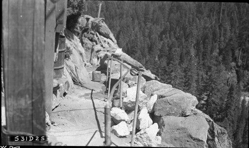 Moro Rock, SNP. Construction, old guard rail and new parapet