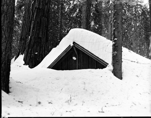 Record Heavy Snows, Giant Forest Lodge in deep snow