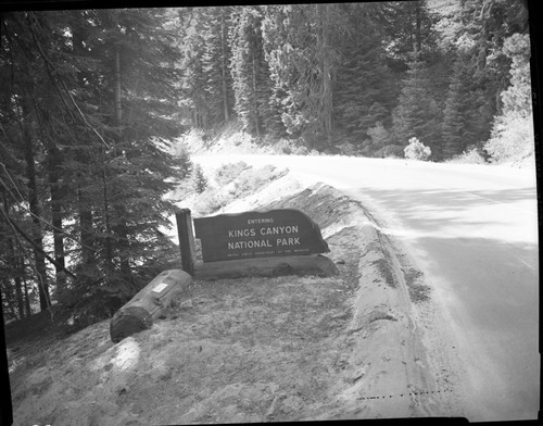 Signs, Entrance sign. Generals Highway