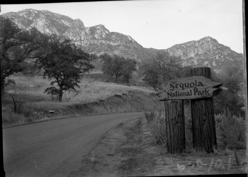 Signs, Generals Highway, entrance sign