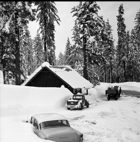 Winter Scenes, Grant Grove Village in snow, record heavy snows, Vehicles and Equipment