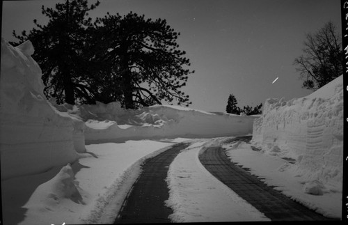 Robert Zink, Generals Highway between the Wye and Kings Canyon Overlook, Record Heavy Snow, One lane cleared near Big Baldy. 630322