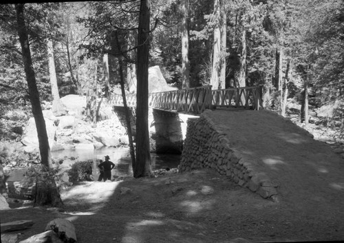 Bridges, Steel trail bridge over river at Bubbs Creek, south approach