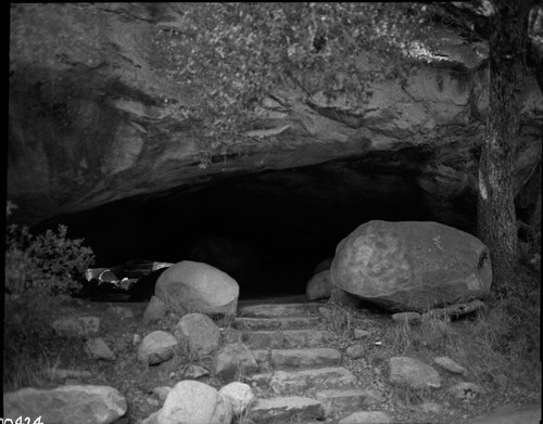 Pictoprahs and petroglyphs, Hospital Rock site