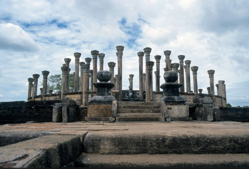 Vatadāgē: Seated Buddha statue