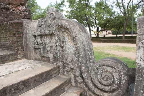 Lankātilaka ("Jewel of Lanka"): Image house: Makara balustrade