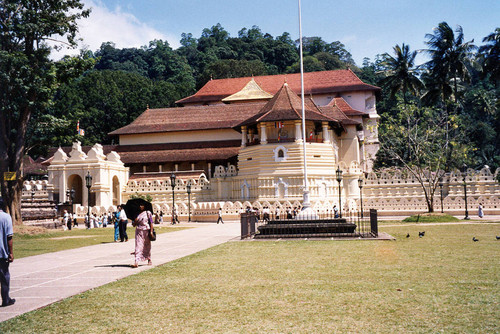 Octagon: Sacred Temple of the Tooth Relic: wave-like or cloud-shaped walls