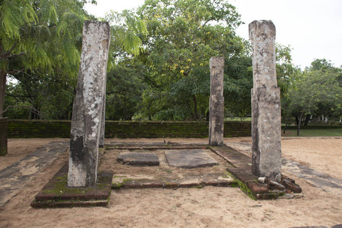 Rankoth Vehera (Golden Pinnacled Stupa), originally named Ruvanvēliseya (Golden Sand) stupa: Pavilion: Inscribed pillar