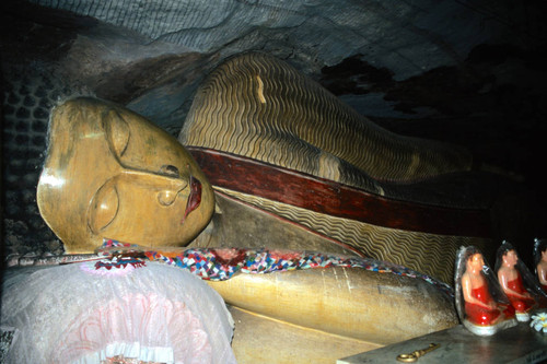 Recumbent Buddha statue