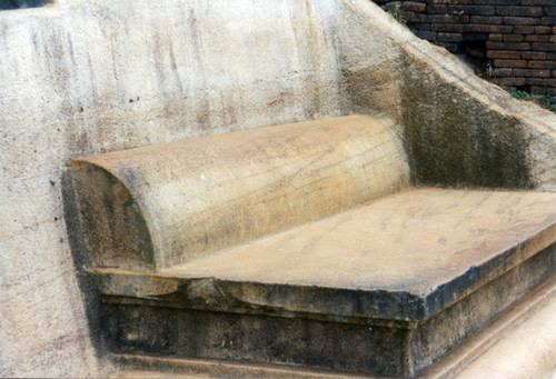 Sigiriya rock: Summit with throne-seat in stone