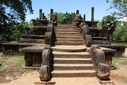 Council Chamber of King Parākramabāhu the Great: Stairway: Moonstones: Stone lions: Makara balustrades