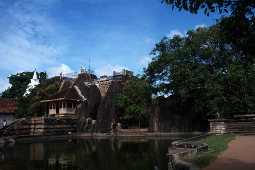 Isurumuniya, rock temple: Pond